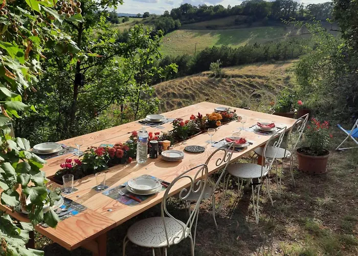 Les Coteaux De Planeze, Pour 2, 3 Ou Famille Nombreuse 2 Adultes 5 Enfants Et Jeunes
