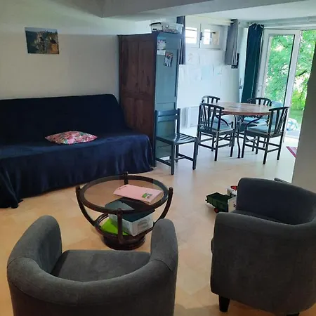 Les Coteaux De Planèze, Pour 2, 3 Ou Famille Nombreuse 2 Adultes 5 Enfants Et Jeunes *