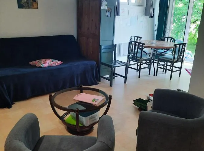 Les Coteaux De Planeze, Pour 2, 3 Ou Famille Nombreuse 2 Adultes 5 Enfants Et Jeunes *