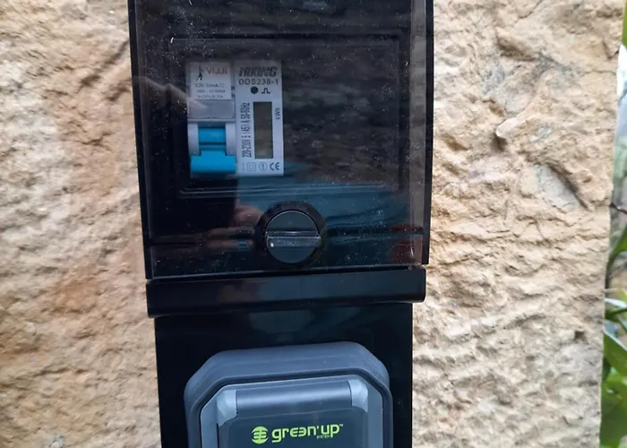 Les Coteaux De Planeze, Pour 2, 3 Ou Famille Nombreuse 2 Adultes 5 Enfants Et Jeunes *